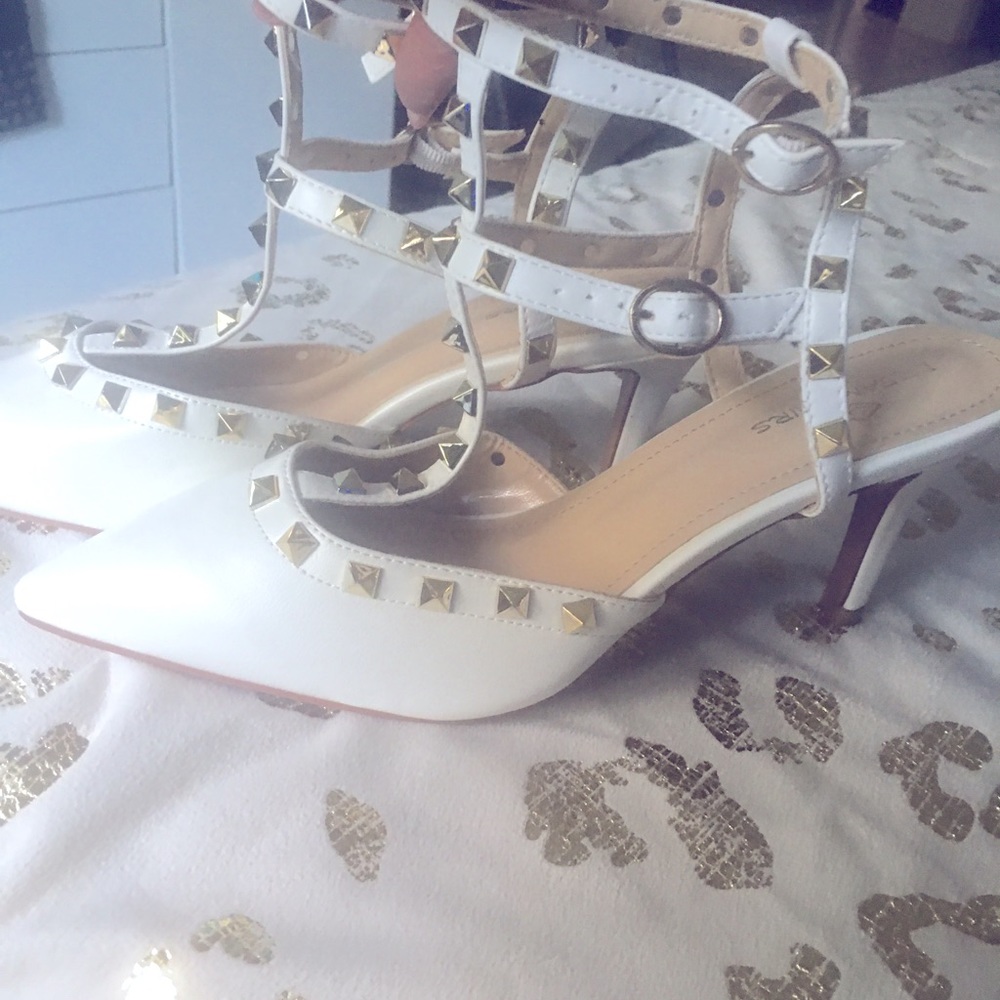 Dream pairs white dress shoes with gold stubs